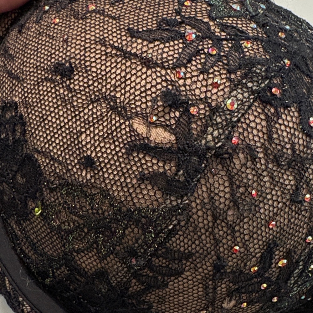 Victoria's Secret Black and Red Lace Bra - Picture 3 of 10